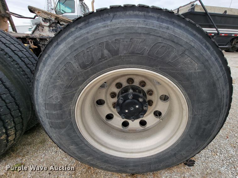 image for item ID9531 2005 Mack CXN613  semi truck