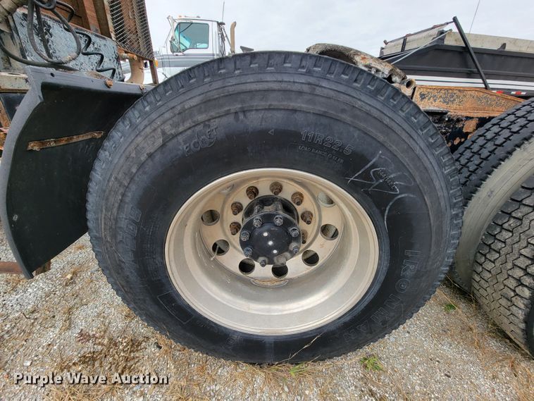 image for item ID9531 2005 Mack CXN613  semi truck