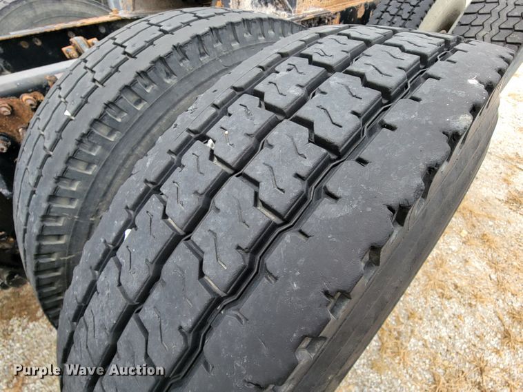 image for item ID9531 2005 Mack CXN613  semi truck