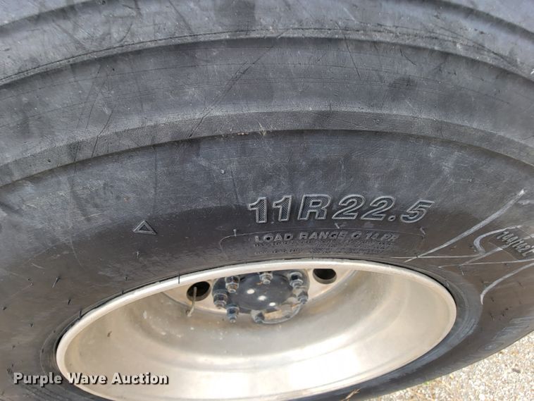 image for item ID9531 2005 Mack CXN613  semi truck