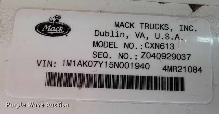 image for item ID9531 2005 Mack CXN613  semi truck