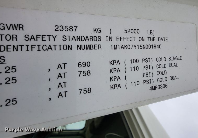 image for item ID9531 2005 Mack CXN613  semi truck