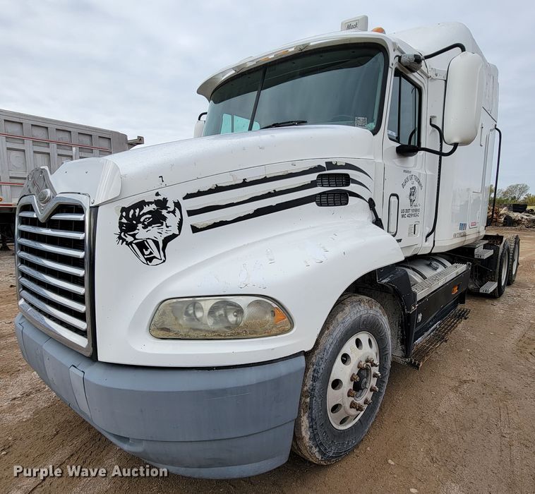 image for item ID9533 2001 Mack CX613 Vision  semi truck