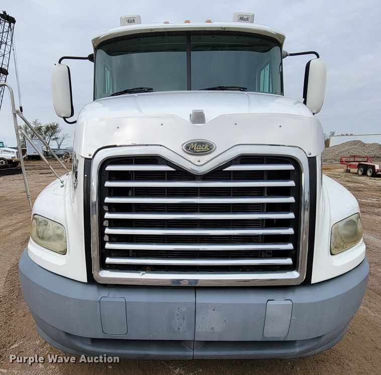 image for item ID9533 2001 Mack CX613 Vision  semi truck
