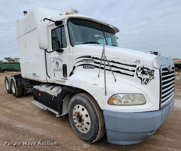 image for item ID9533 2001 Mack CX613 Vision  semi truck