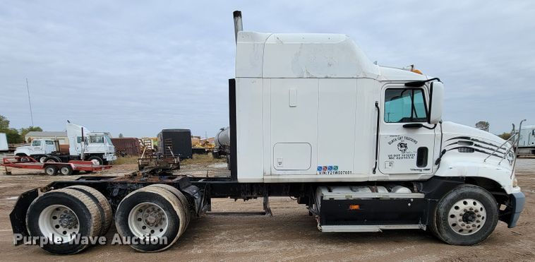 image for item ID9533 2001 Mack CX613 Vision  semi truck