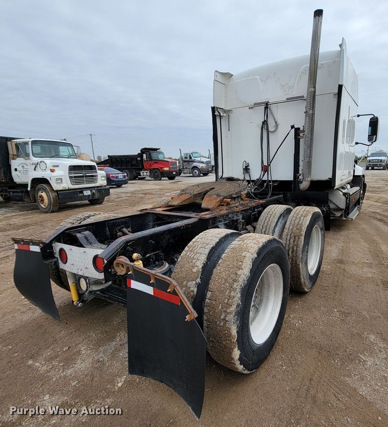 image for item ID9533 2001 Mack CX613 Vision  semi truck