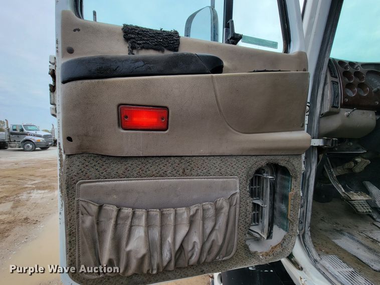 image for item ID9533 2001 Mack CX613 Vision  semi truck