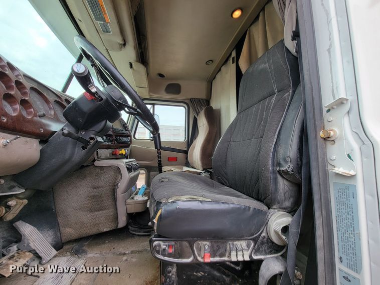 image for item ID9533 2001 Mack CX613 Vision  semi truck