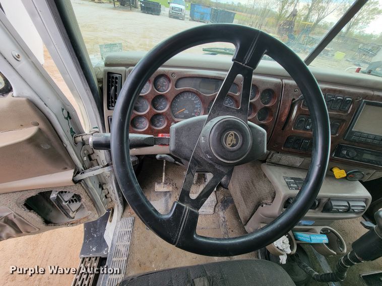 image for item ID9533 2001 Mack CX613 Vision  semi truck