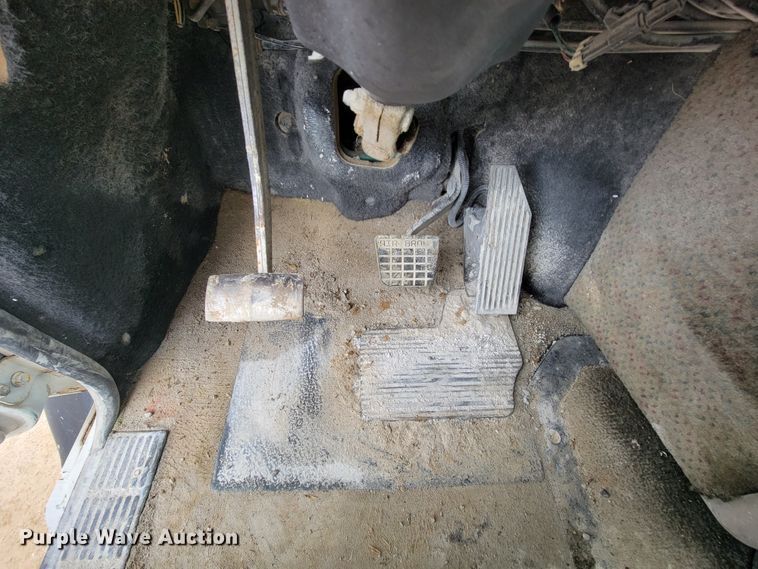 image for item ID9533 2001 Mack CX613 Vision  semi truck