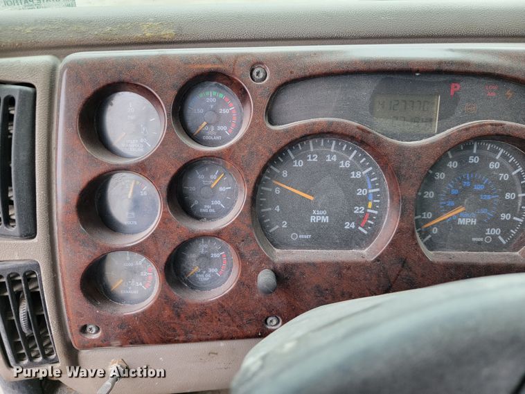 image for item ID9533 2001 Mack CX613 Vision  semi truck