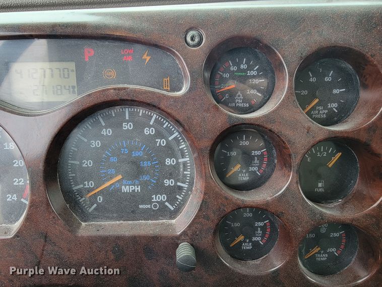 image for item ID9533 2001 Mack CX613 Vision  semi truck