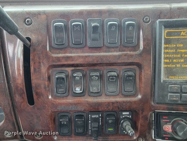 image for item ID9533 2001 Mack CX613 Vision  semi truck