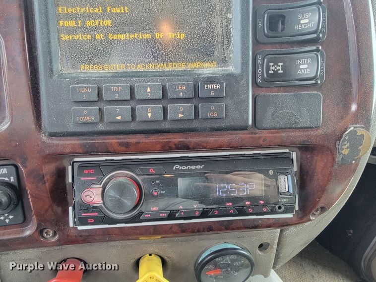 image for item ID9533 2001 Mack CX613 Vision  semi truck