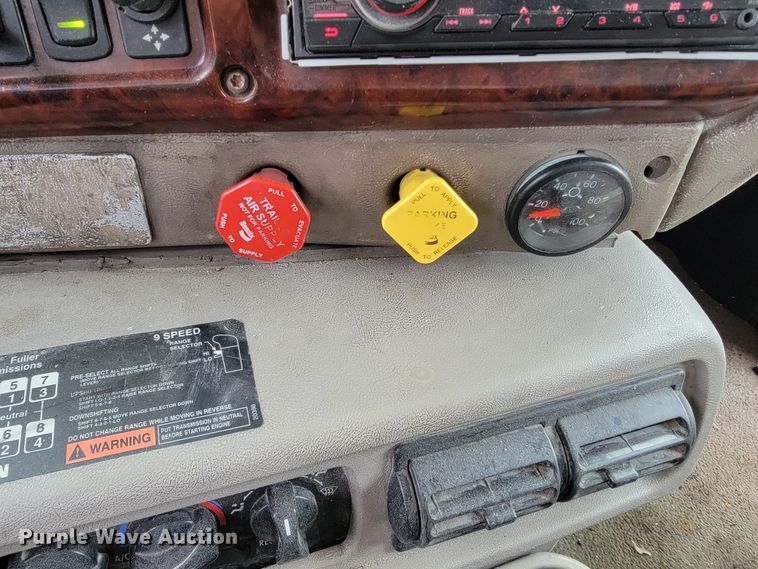 image for item ID9533 2001 Mack CX613 Vision  semi truck