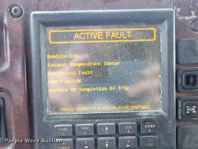 image for item ID9533 2001 Mack CX613 Vision  semi truck