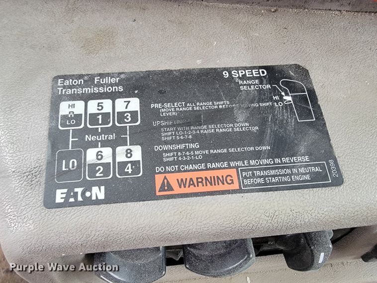 image for item ID9533 2001 Mack CX613 Vision  semi truck