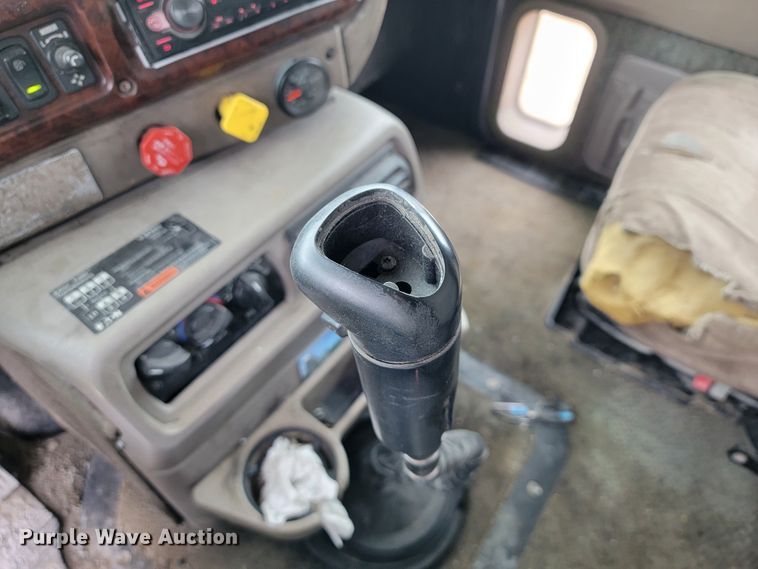 image for item ID9533 2001 Mack CX613 Vision  semi truck