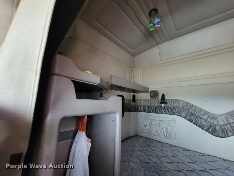 image for item ID9533 2001 Mack CX613 Vision  semi truck