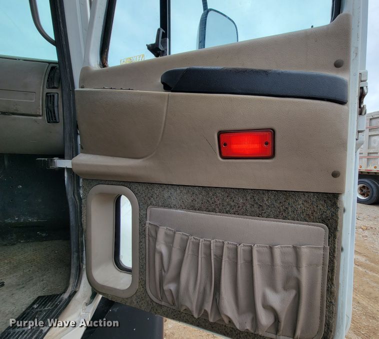 image for item ID9533 2001 Mack CX613 Vision  semi truck