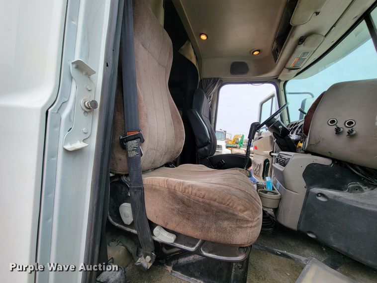 image for item ID9533 2001 Mack CX613 Vision  semi truck