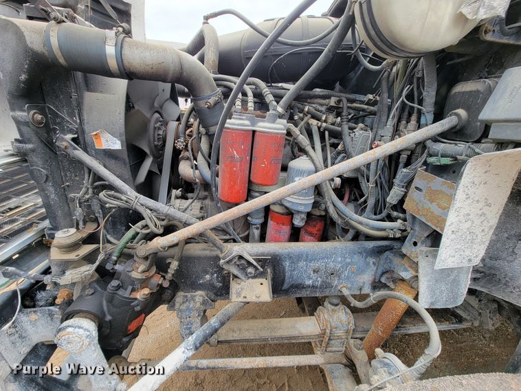 image for item ID9533 2001 Mack CX613 Vision  semi truck