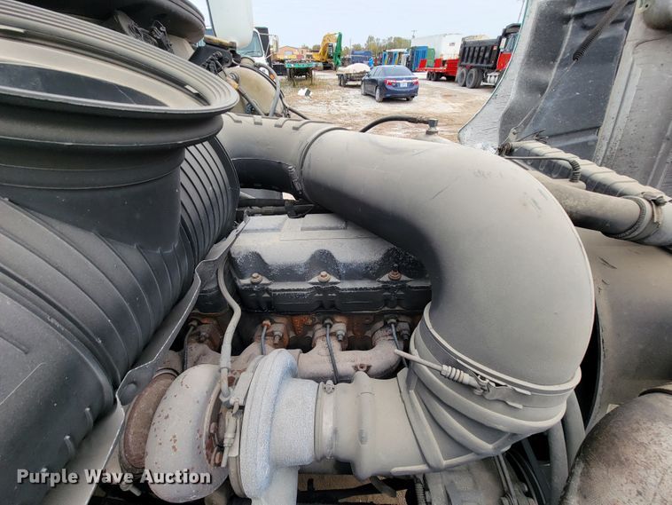 image for item ID9533 2001 Mack CX613 Vision  semi truck