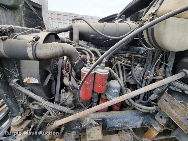 image for item ID9533 2001 Mack CX613 Vision  semi truck