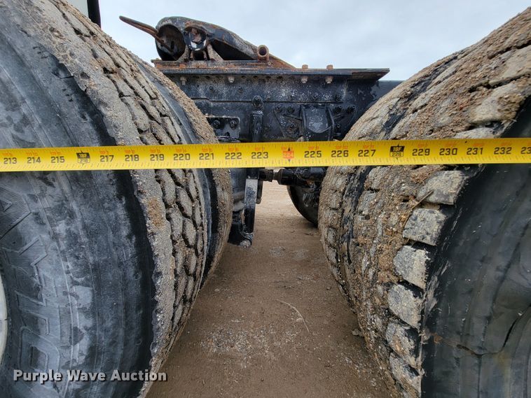 image for item ID9533 2001 Mack CX613 Vision  semi truck