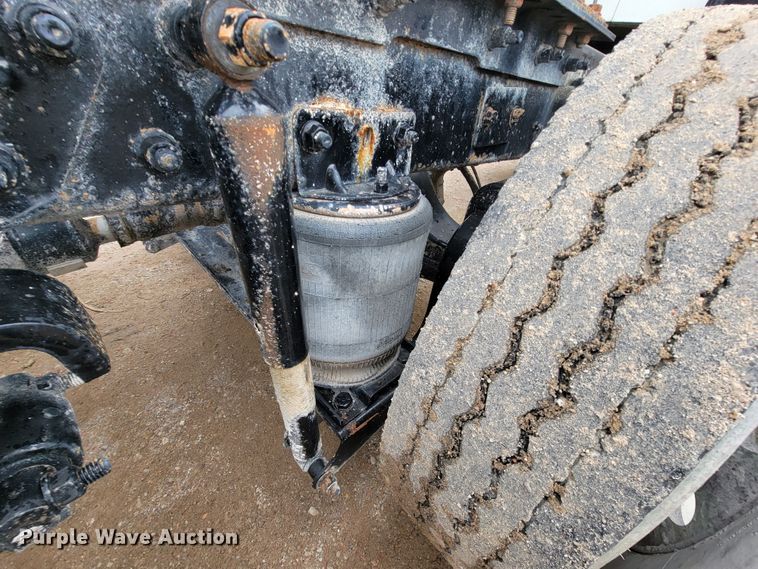 image for item ID9533 2001 Mack CX613 Vision  semi truck