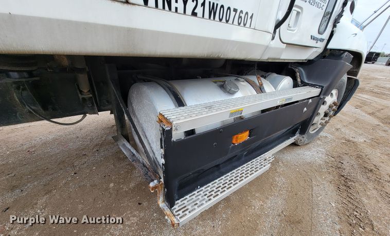 image for item ID9533 2001 Mack CX613 Vision  semi truck