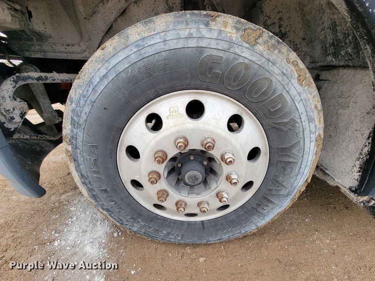 image for item ID9533 2001 Mack CX613 Vision  semi truck