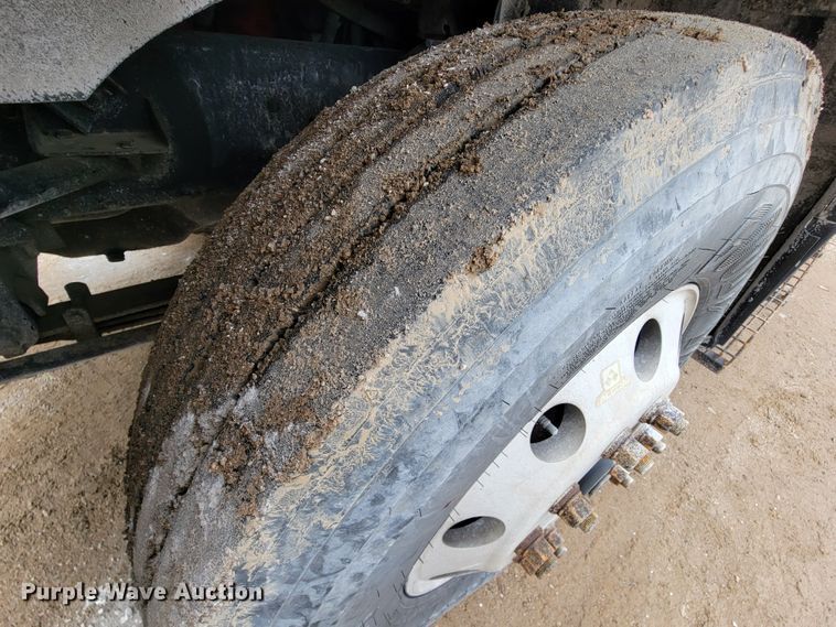 image for item ID9533 2001 Mack CX613 Vision  semi truck