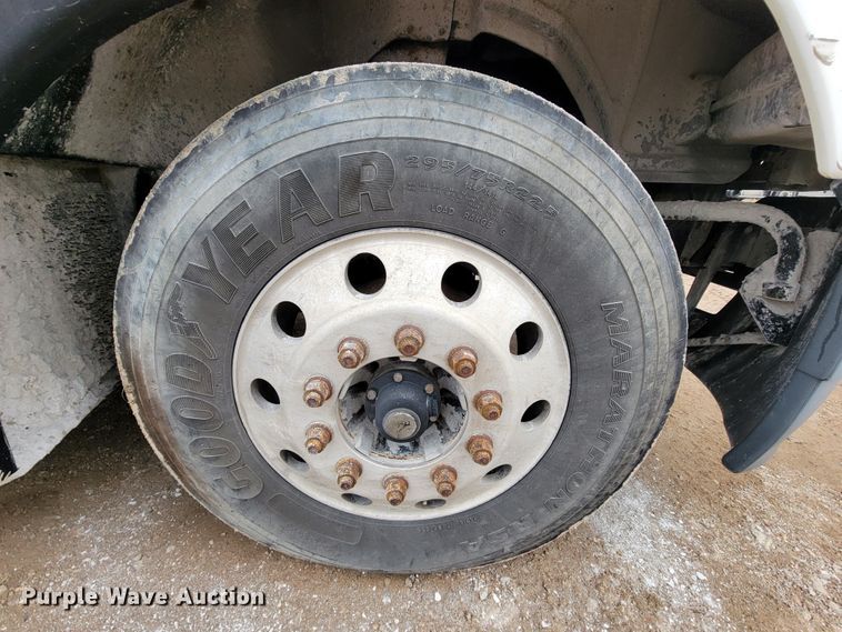 image for item ID9533 2001 Mack CX613 Vision  semi truck