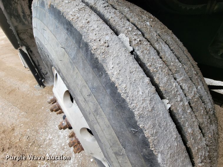 image for item ID9533 2001 Mack CX613 Vision  semi truck