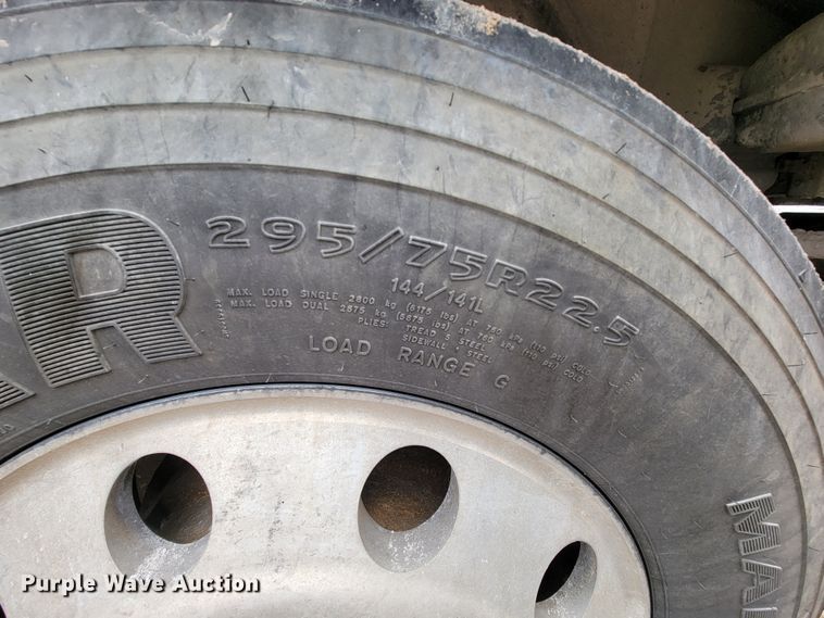 image for item ID9533 2001 Mack CX613 Vision  semi truck