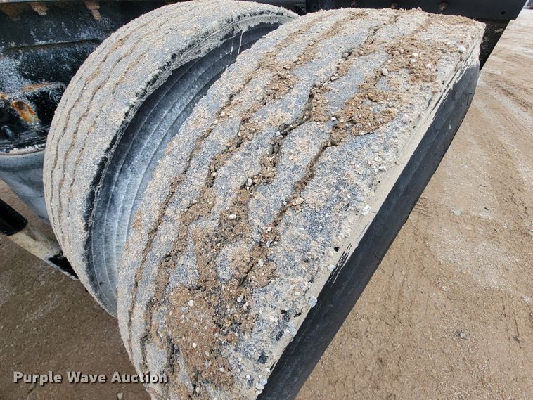 image for item ID9533 2001 Mack CX613 Vision  semi truck