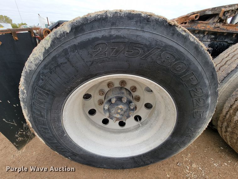 image for item ID9533 2001 Mack CX613 Vision  semi truck