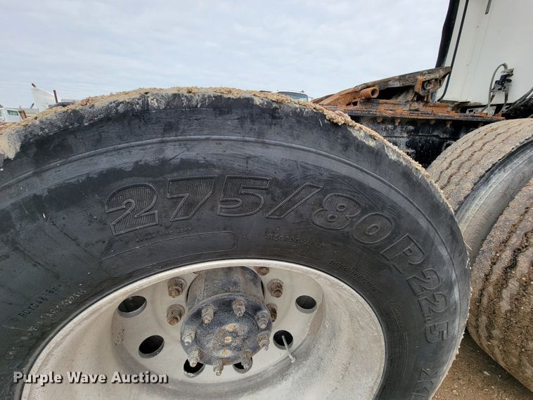 image for item ID9533 2001 Mack CX613 Vision  semi truck