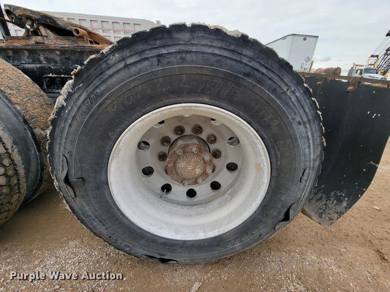 image for item ID9533 2001 Mack CX613 Vision  semi truck