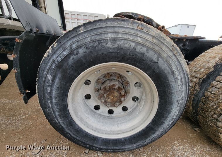 image for item ID9533 2001 Mack CX613 Vision  semi truck