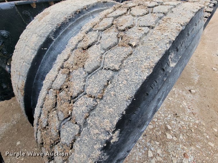 image for item ID9533 2001 Mack CX613 Vision  semi truck