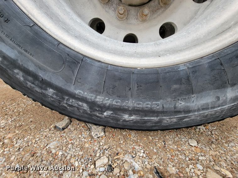 image for item ID9533 2001 Mack CX613 Vision  semi truck