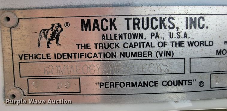 image for item ID9533 2001 Mack CX613 Vision  semi truck