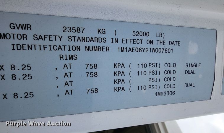 image for item ID9533 2001 Mack CX613 Vision  semi truck