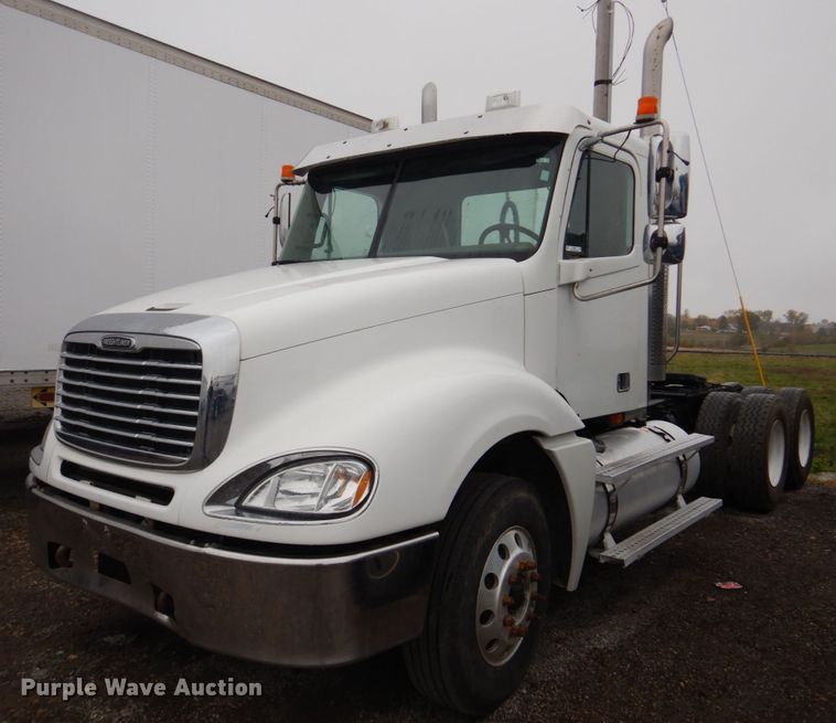 image for item IM9552 2007 Freightliner Columbia 120  semi truck