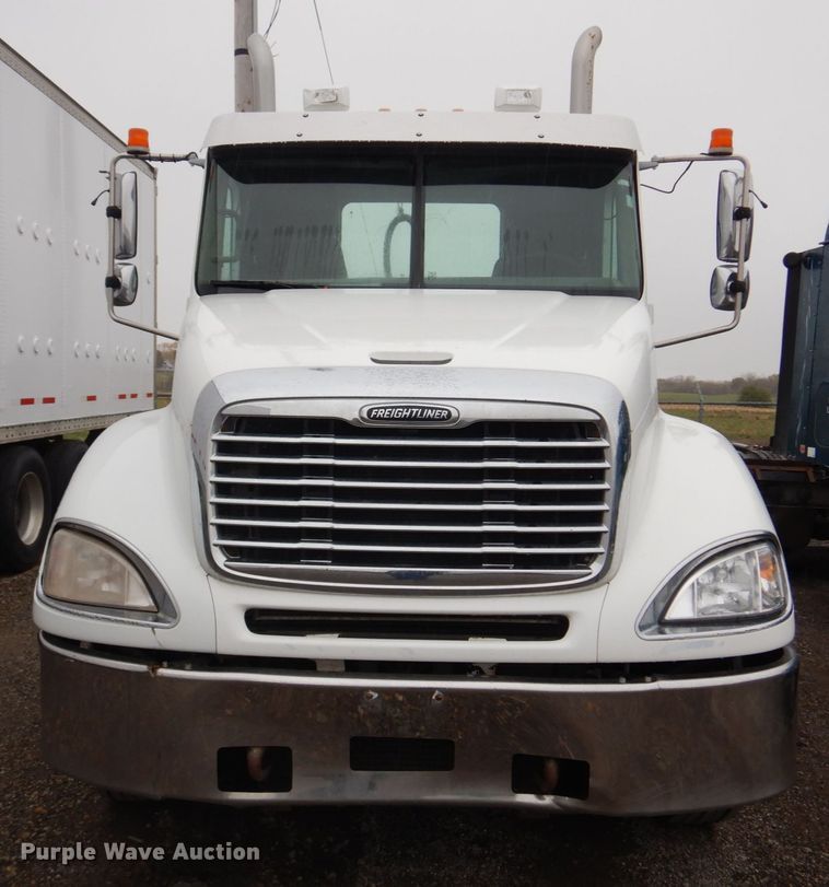 image for item IM9552 2007 Freightliner Columbia 120  semi truck