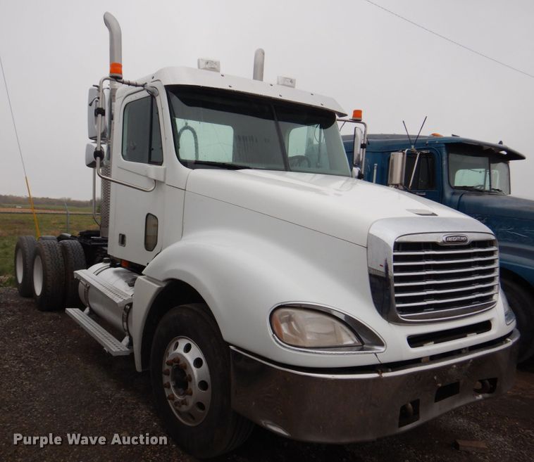 image for item IM9552 2007 Freightliner Columbia 120  semi truck