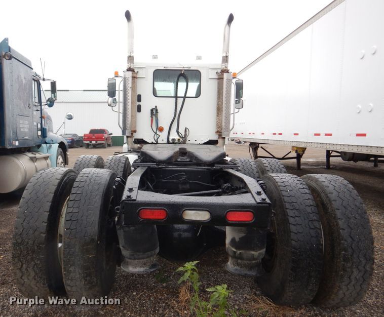 image for item IM9552 2007 Freightliner Columbia 120  semi truck